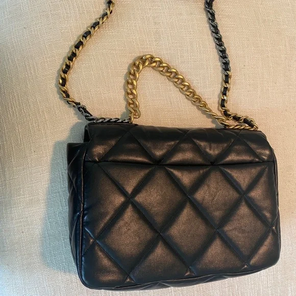 Chanel 19 Maxi Black Lambskin - Picture 3 of 13